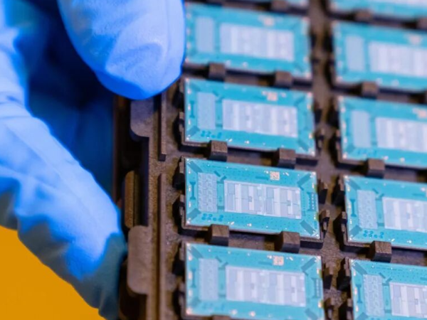 Intel and Lens Technology Collaborate to
Enable
Advanced
Semiconductor
Packaging
for
the
AI Era